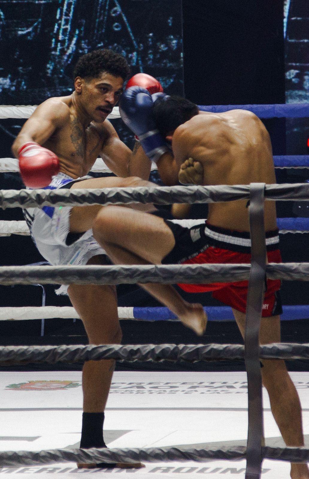 Joelhada voadora em combate de Muay Thai