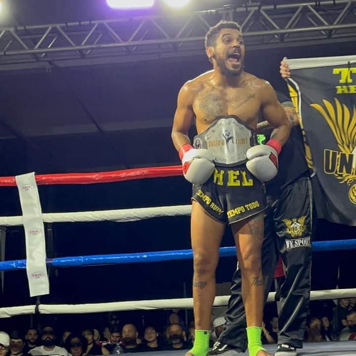 Campeão com o cinturão erguido no ringue