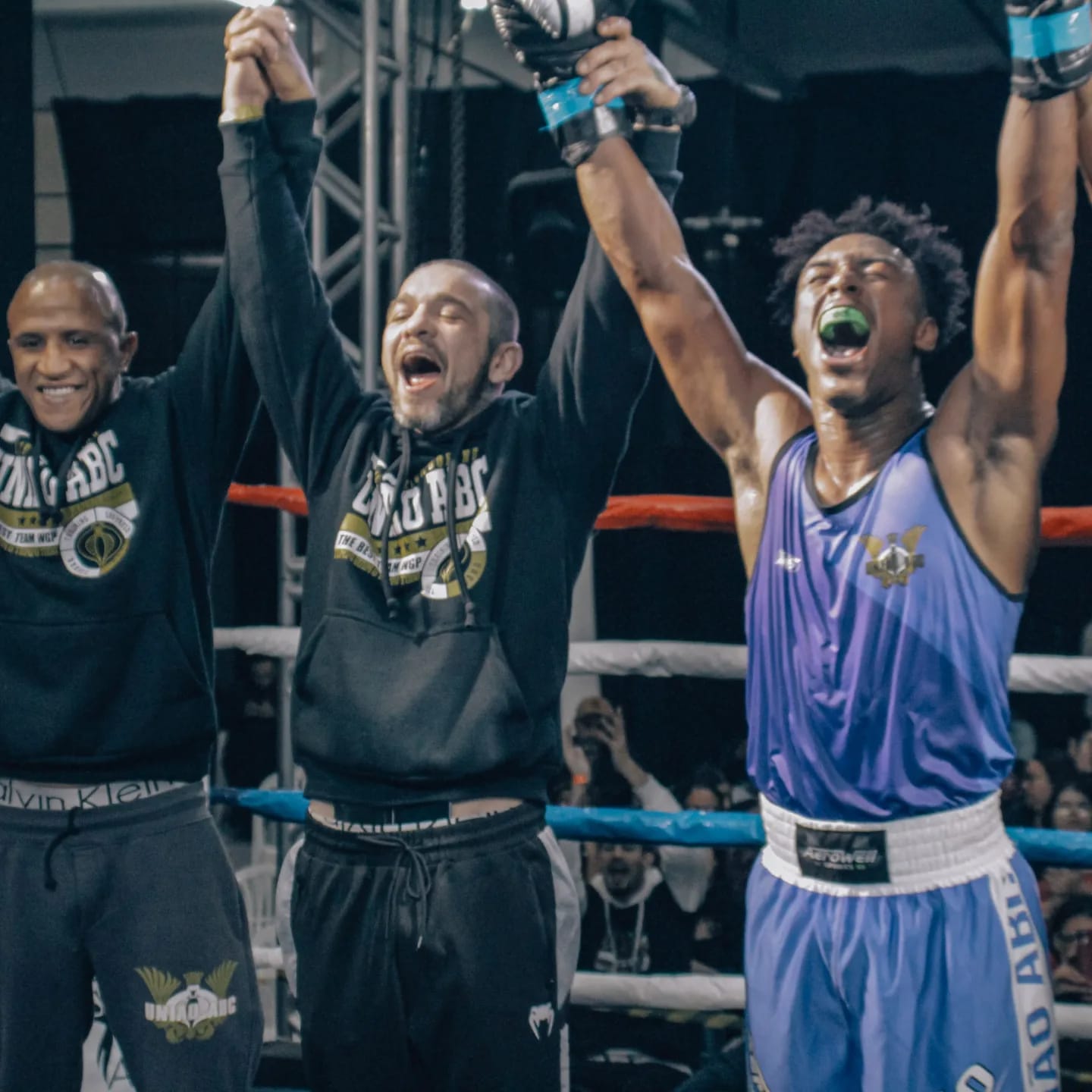 Braços erguidos — vitória no boxe com a equipe União ABC