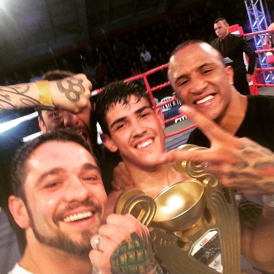 Celebração de vitória com o troféu