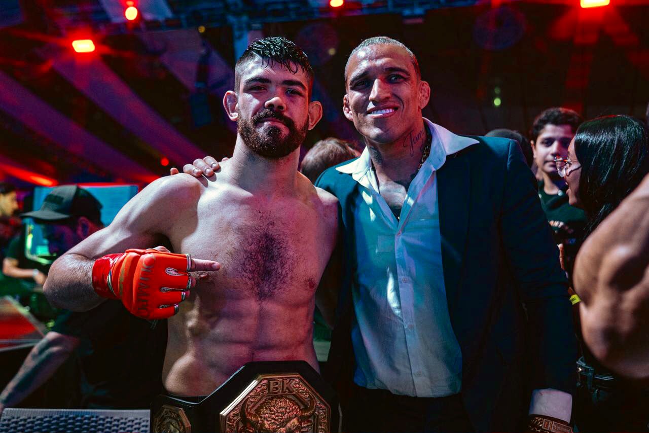 Vitor Aquino campeão ao lado de Charles do Bronx