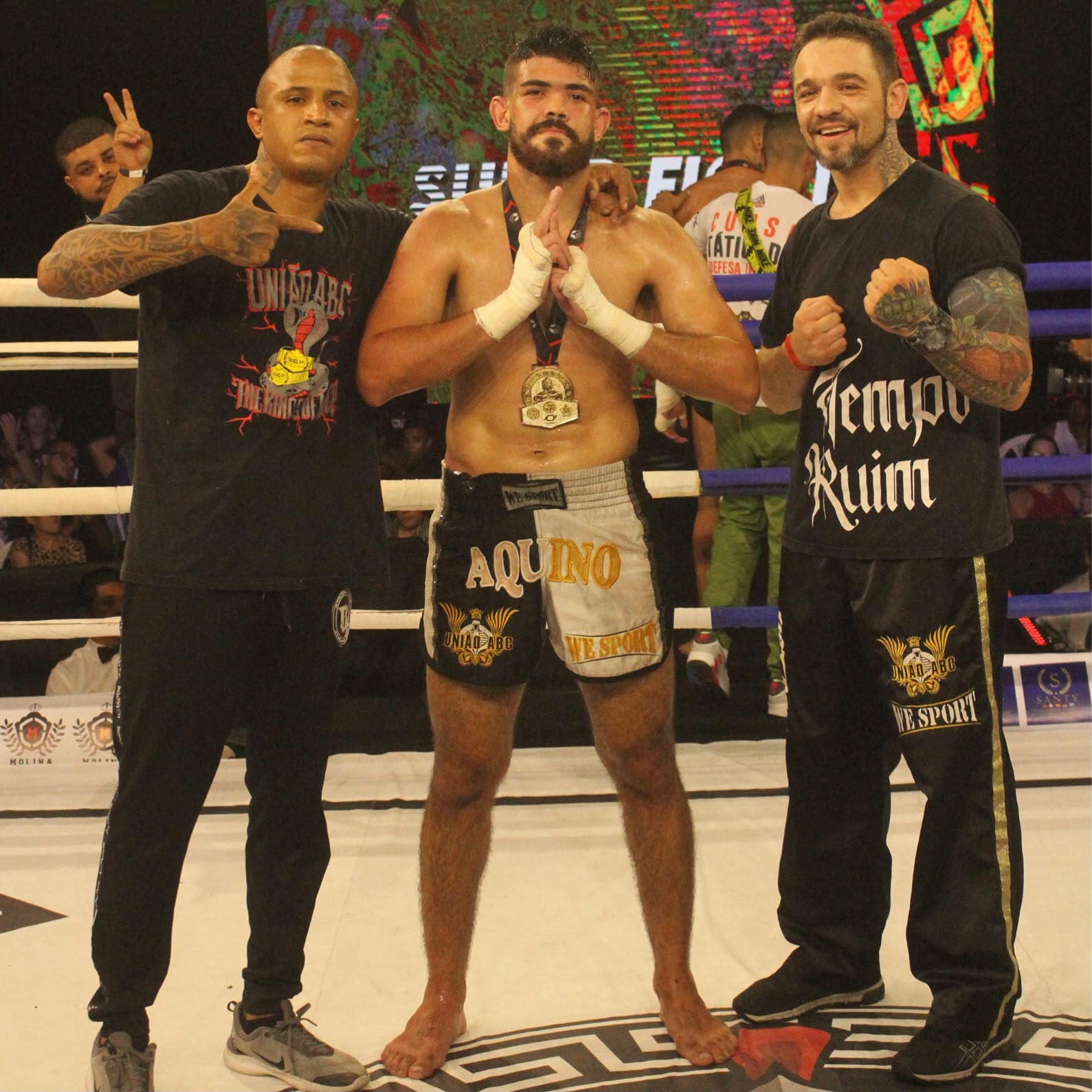 Vitor Aquino — medalha de campeão ao lado da equipe