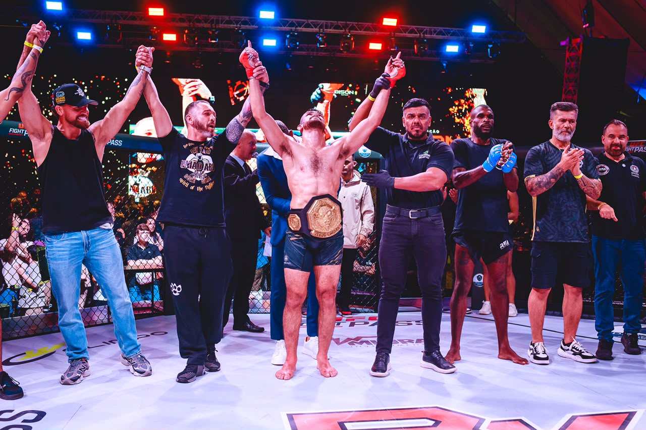 Bison Kombat — cinturão de campeão erguido no octógono