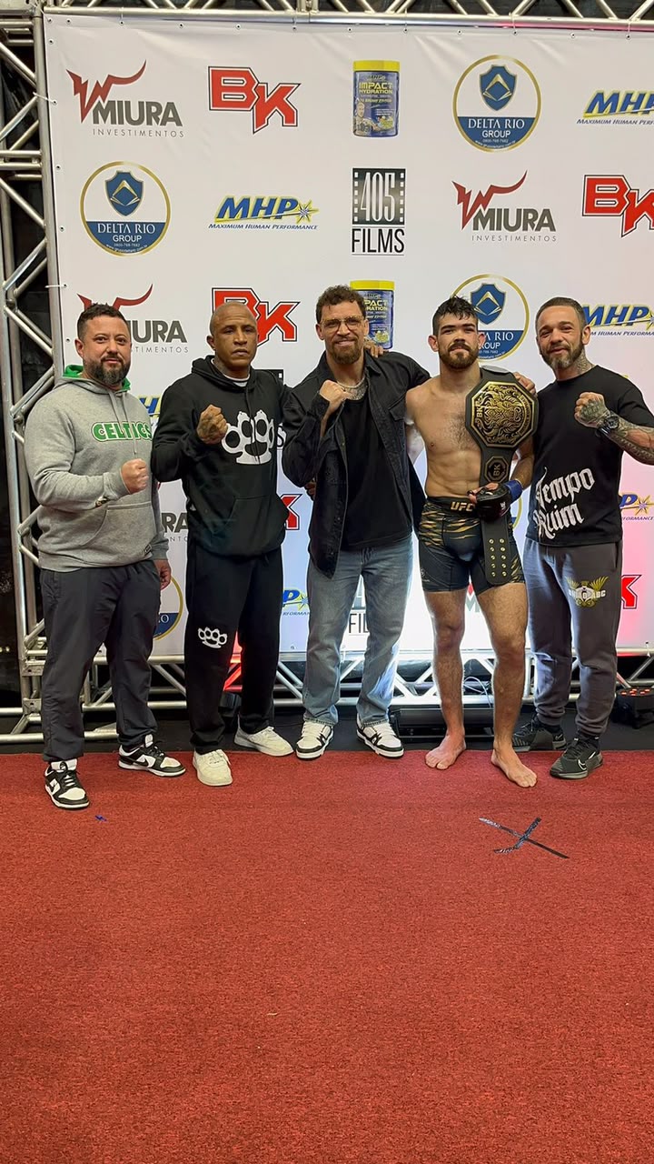 Vitor Aquino — cinturão Bison Kombat com a equipe